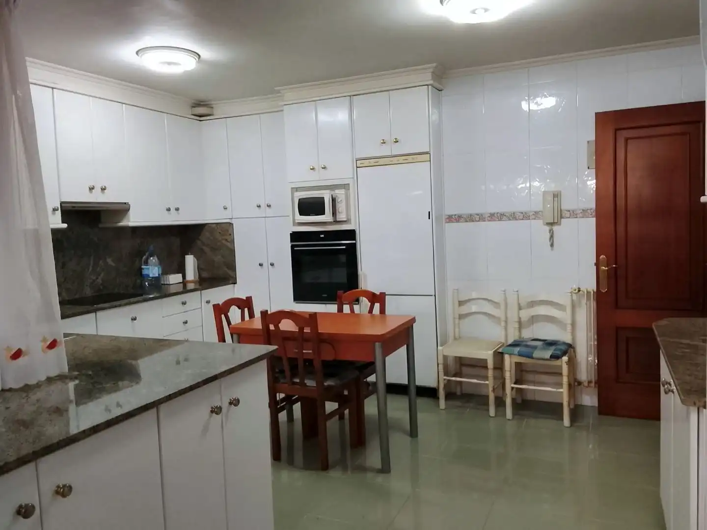 Cocina de Piso en venta en Vigo  con Calefacción, Trastero y Amueblado
