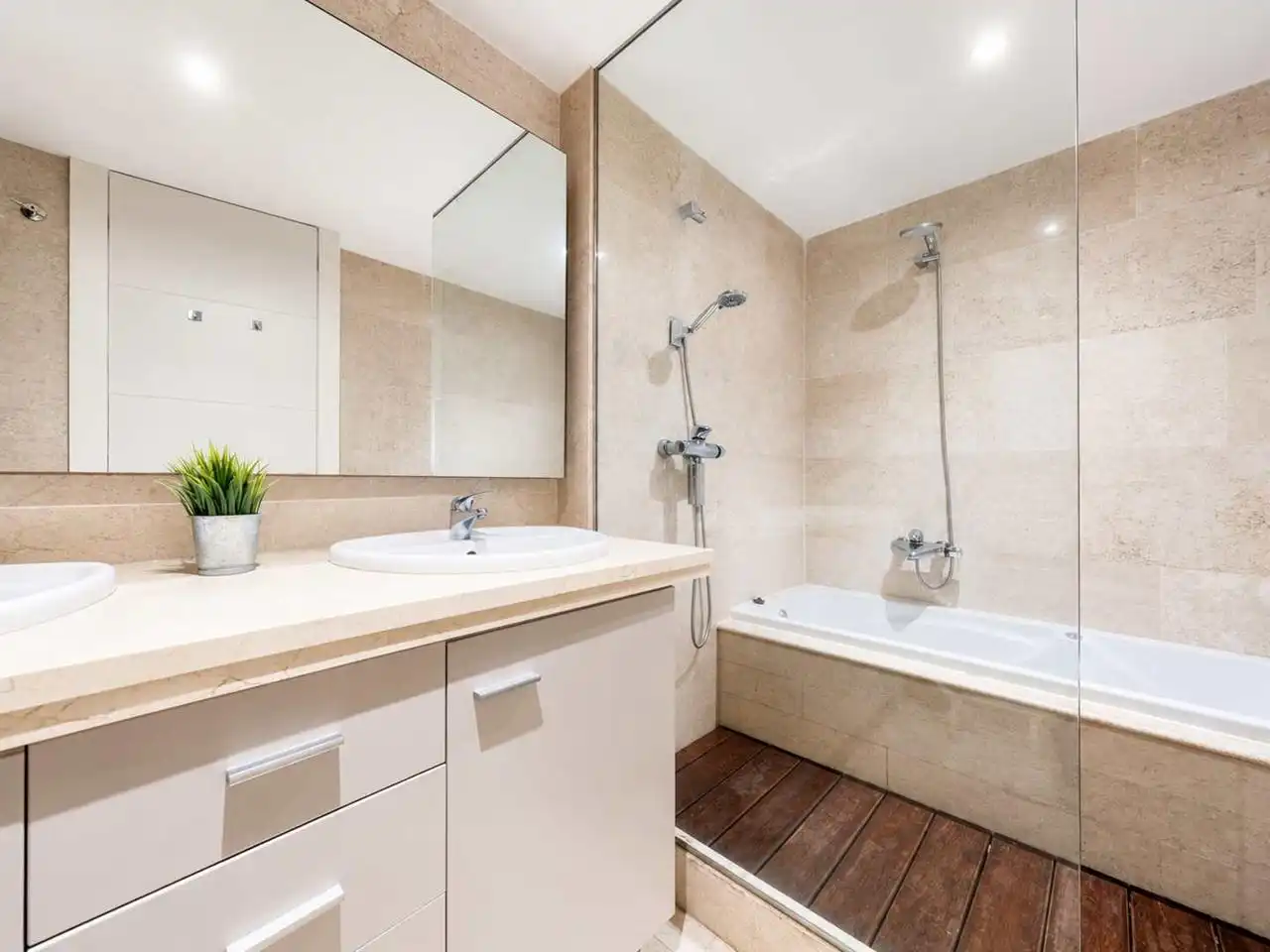 Badezimmer von Wohnungen zum Verkauf in Manilva mit Klimaanlage, Heizung und Terrasse