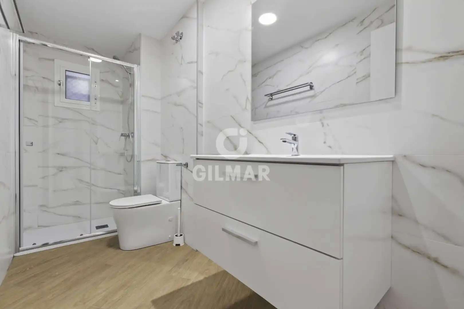 Baño de Piso en venta en Sevilla con Calefacción y Jardín privado