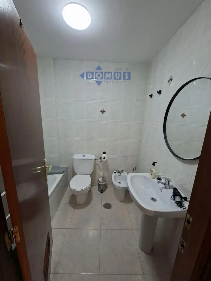 Baño de Piso de alquiler en Ronda con Aire acondicionado, Terraza y Amueblado