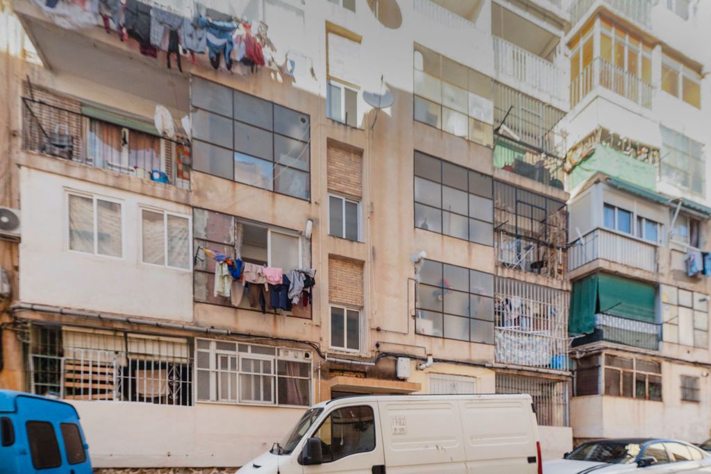 Piso en venta en C/ Perla, Colonia Requena