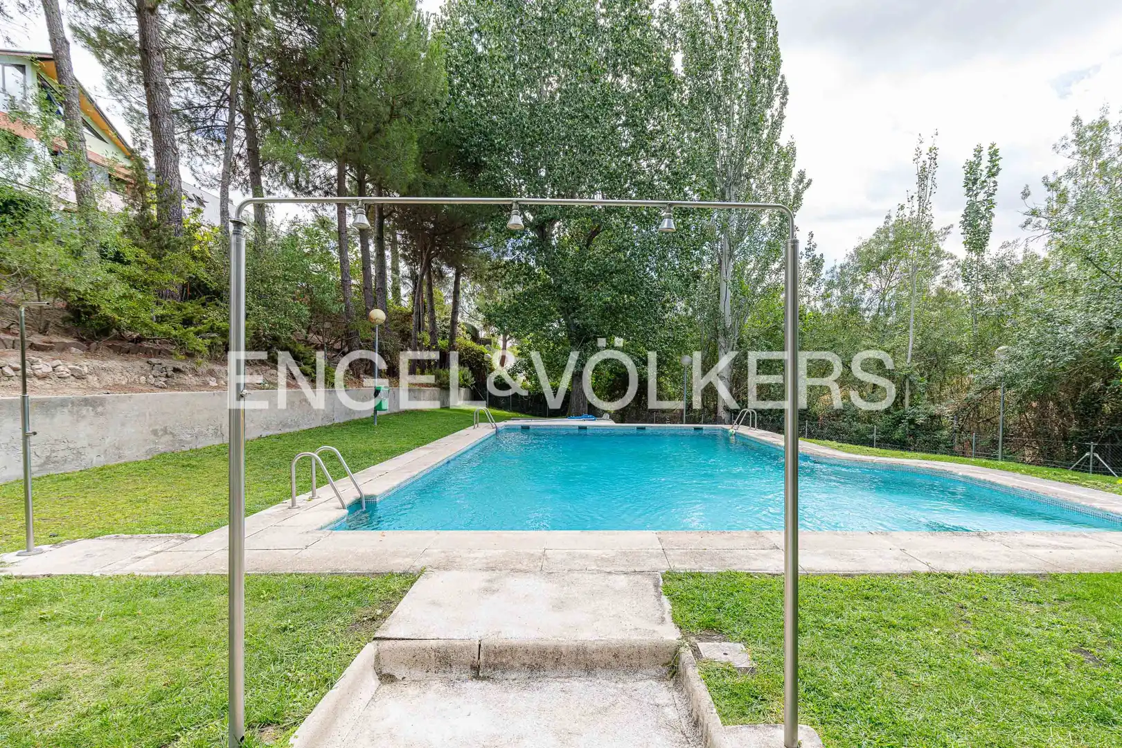 Swimming pool of Detached homes for sale in Torrelodones  with Air Conditioner, Heating and Private garden