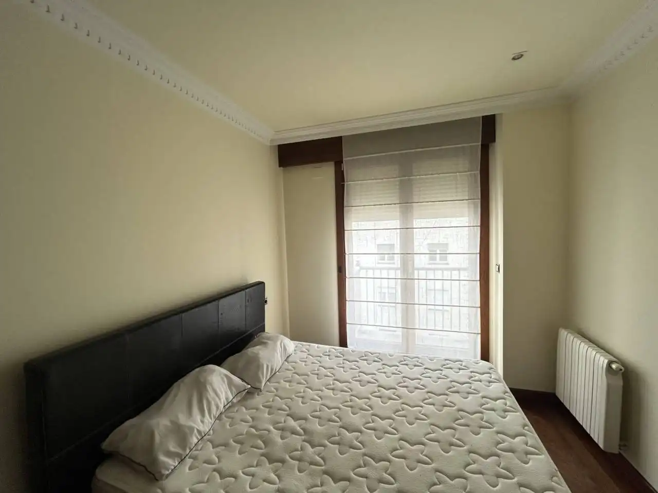Dormitori de Apartament en venda en Oviedo  amb Calefacció, Parquet i Moblat