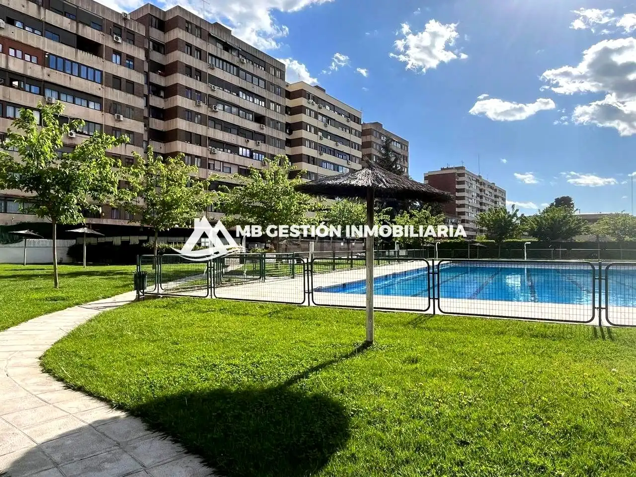 Außenansicht von Wohnung zum Verkauf in Fuenlabrada mit Heizung, Terrasse und Schwimmbad