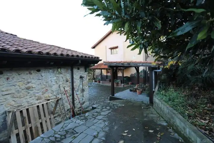 Vista exterior de Finca rústica en venda en Quirós amb Calefacció, Jardí privat i Terrassa