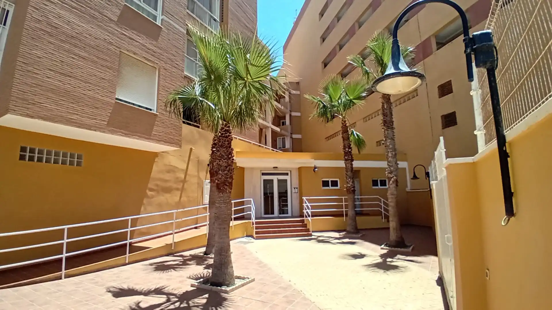 Außenansicht von Wohnung zum Verkauf in Roquetas de Mar mit Klimaanlage, Terrasse und Möbliert