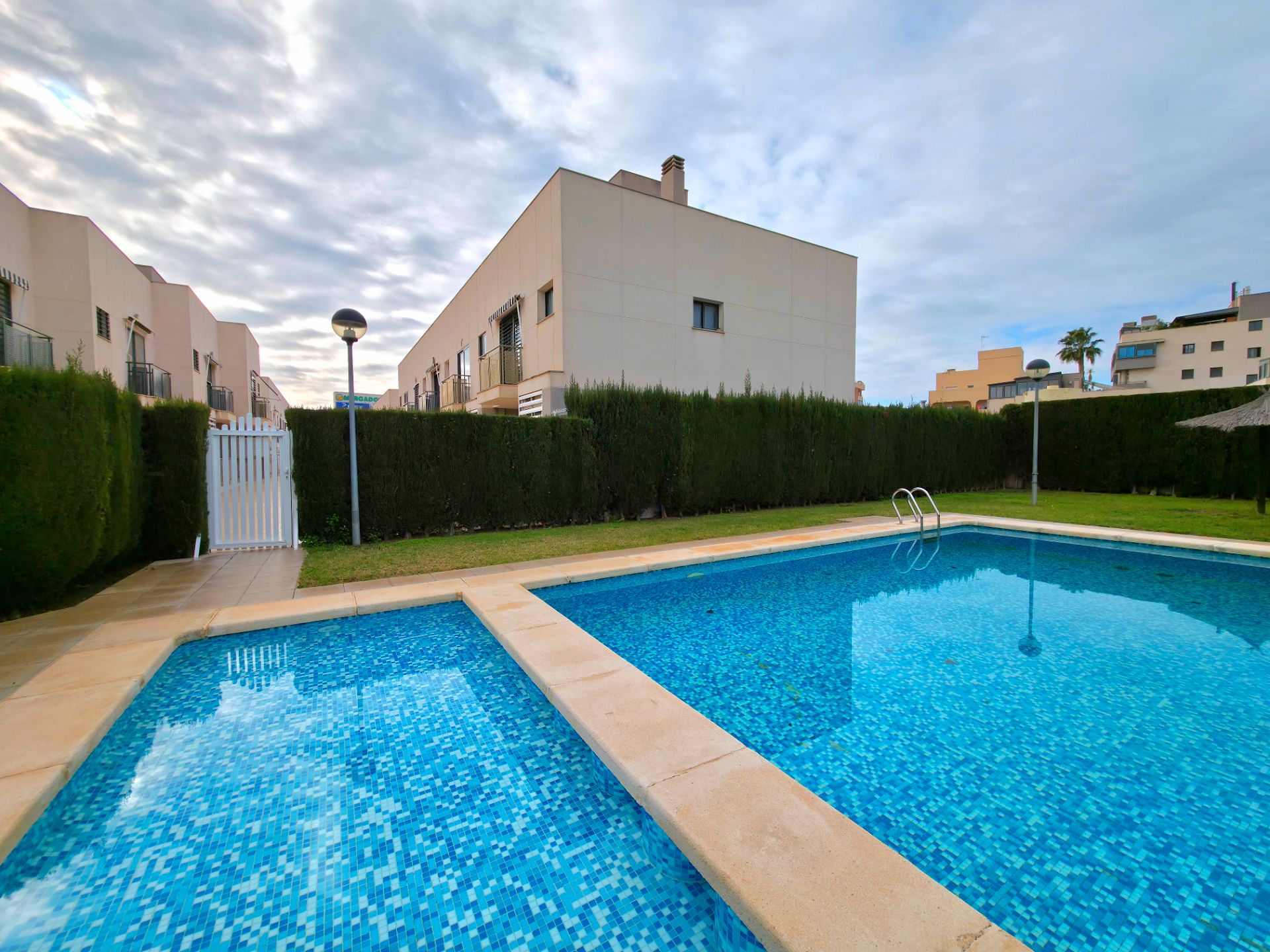 Piscina de Casa adosada en venda en San Vicente del Raspeig / Sant Vicent del Raspeig amb Aire condicionat, Calefacció i Jardí privat