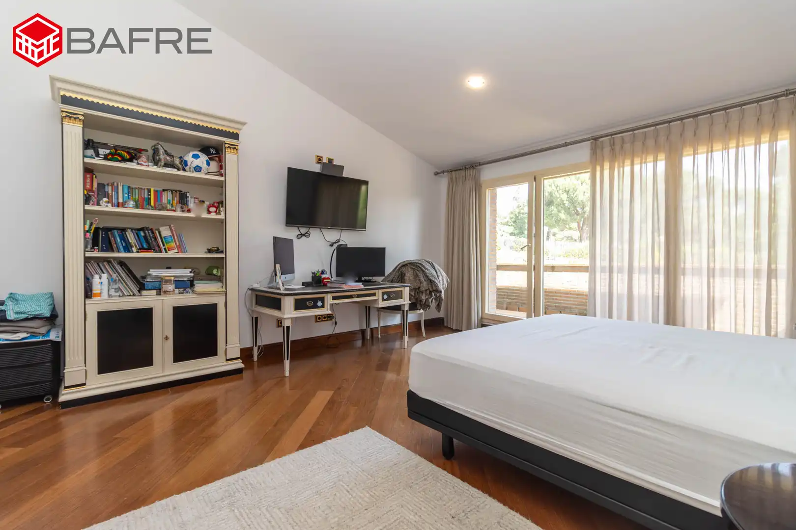 Bedroom of Houses for sale in Pozuelo de Alarcón  with Air Conditioner, Private garden and Storage room