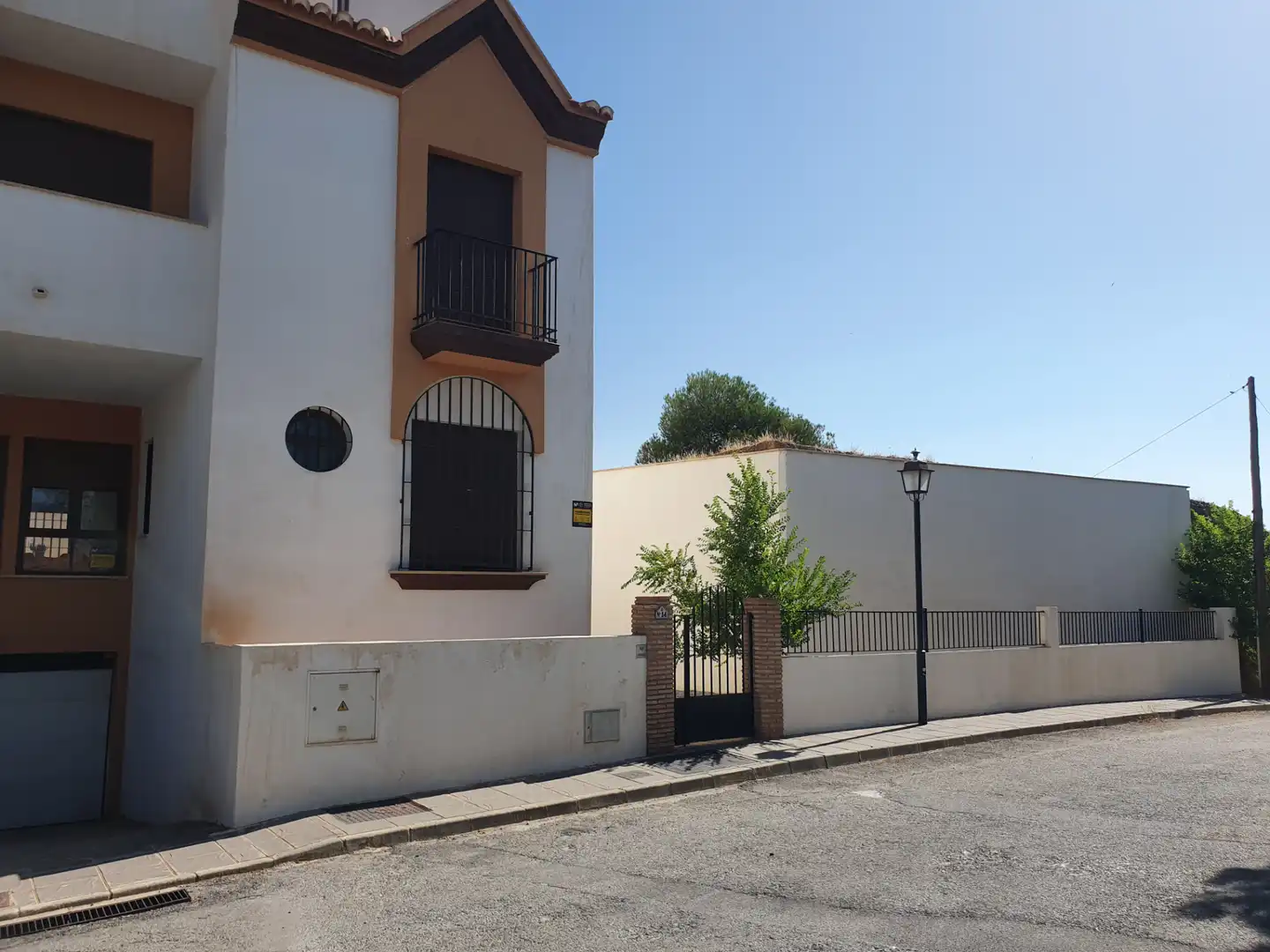 Vista exterior de Casa adosada en venda en Guadix amb Terrassa, Traster i Moblat