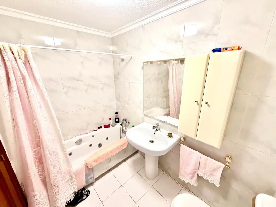 Badezimmer von Einfamilien-Reihenhaus zum Verkauf in Ribamontán al Mar mit Heizung, Möbliert und Balkon