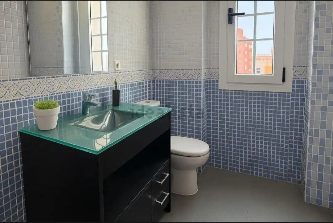 Badezimmer von Dachboden zum Verkauf in Almería mit Klimaanlage und Terrasse