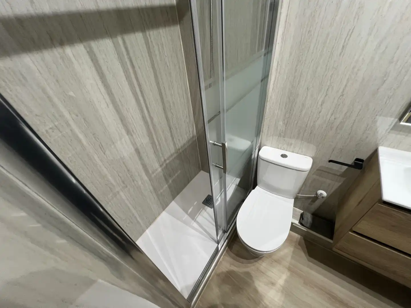 Bathroom of Flat for share in Madrid  with Heating, Furnished and Washing machine