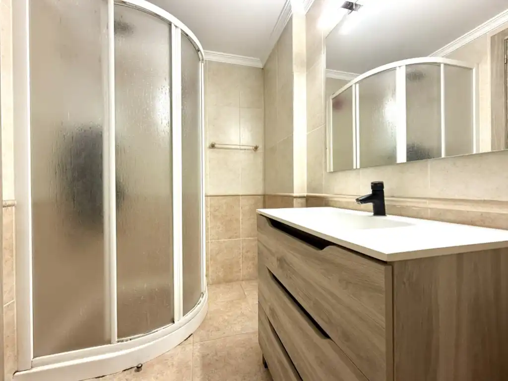 Badezimmer von Wohnung zum Verkauf in Benicasim / Benicàssim mit Ofen und Mikrowelle