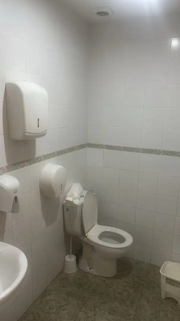 Badezimmer von Geschaftsraum zur Miete in Massalavés mit Klimaanlage, Heizung und Terrasse