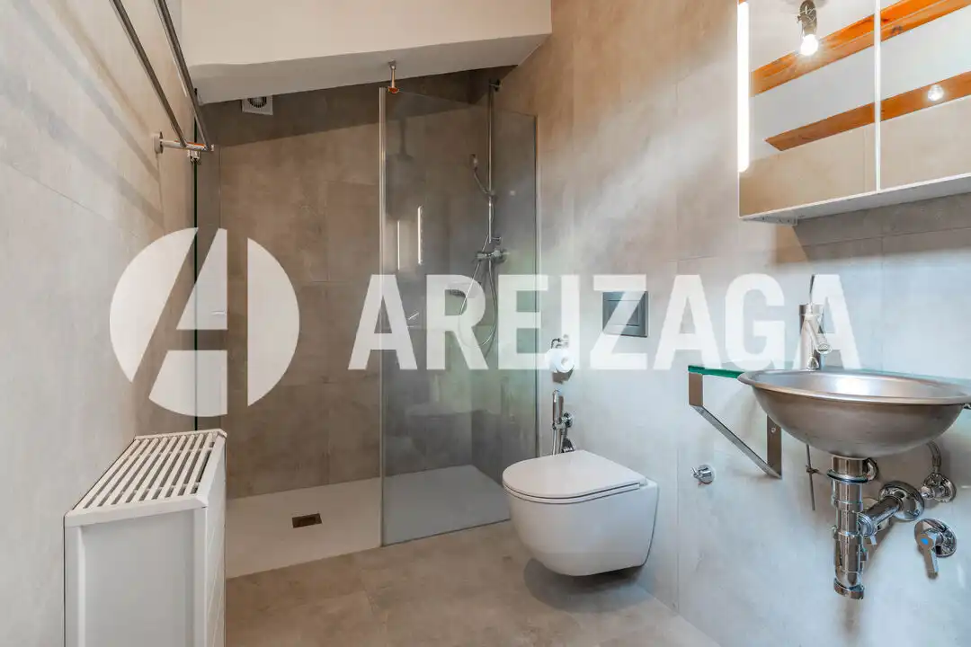Baño de Piso en venta en Donostia - San Sebastián  con Calefacción, Terraza y Trastero