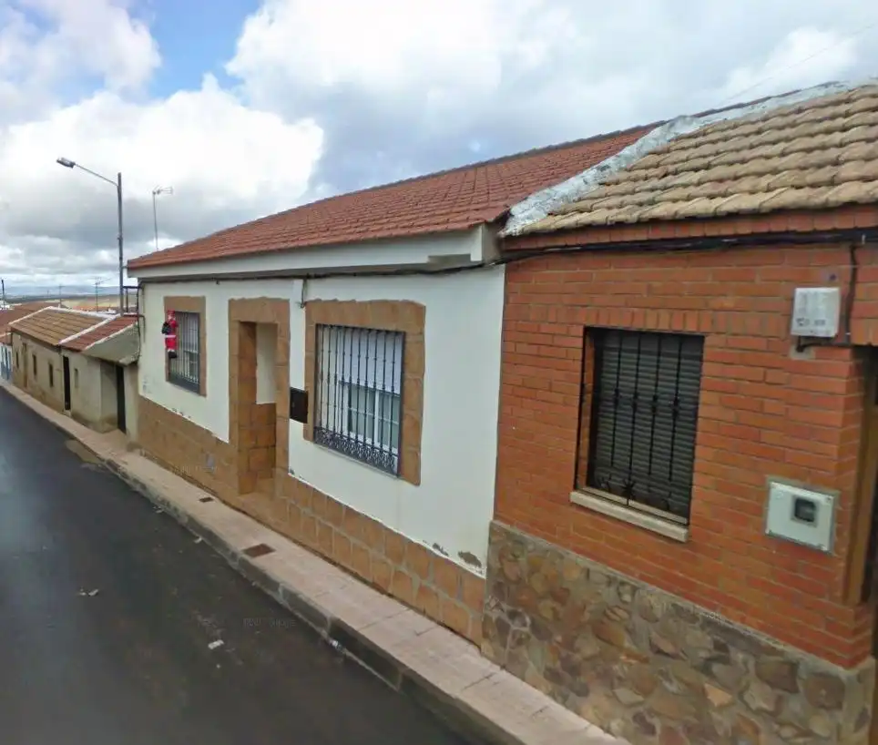 Vista exterior de Casa adosada en venta en Porzuna con Calefacción y Terraza