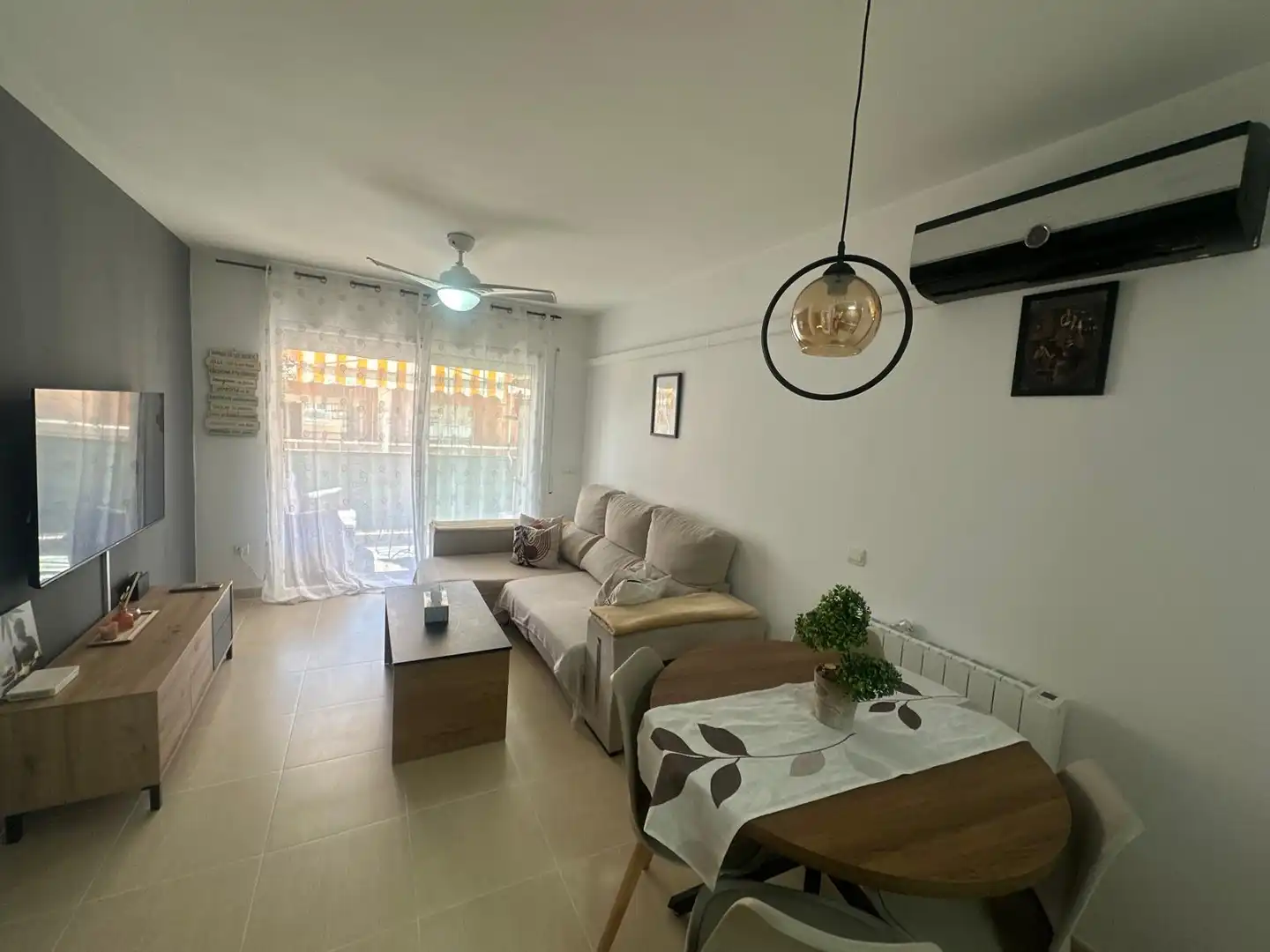 Living room of Flat for sale in Vandellòs i l'Hospitalet de l'Infant  with Air Conditioner, Furnished and Oven