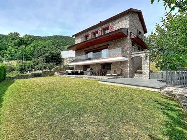 Xalet amb jardí en venda a c/ de Les