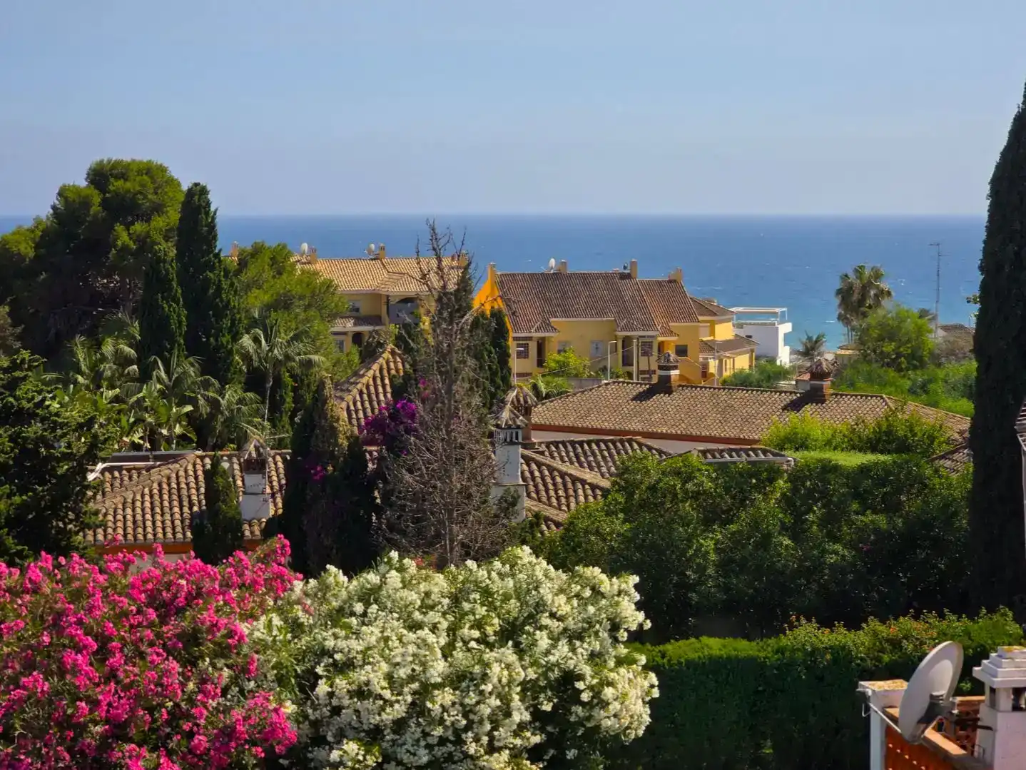 Vista exterior de Casa adosada en venda en Marbella amb Aire condicionat i Balcó