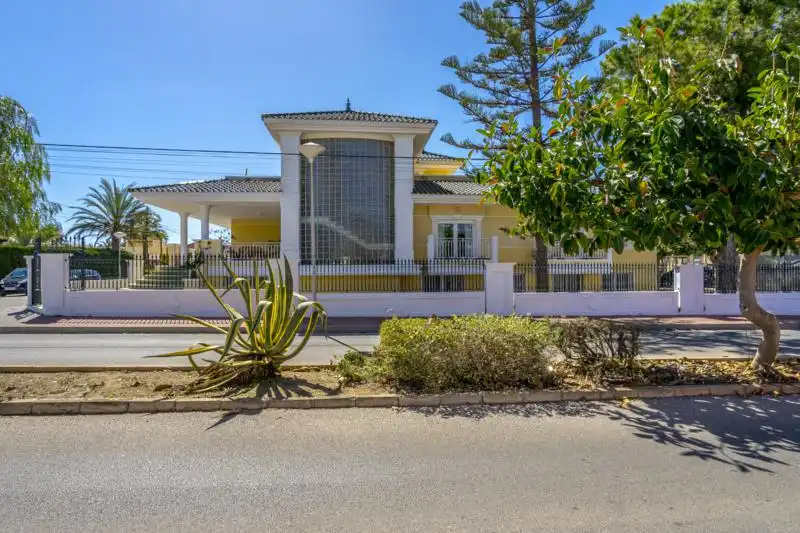 Chalet con terraza en venta en Avenida Miguel de Unamuno 17