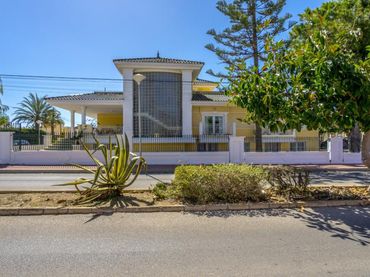 Detached house with balcony for sale in Avenida Miguel de Unamuno 17