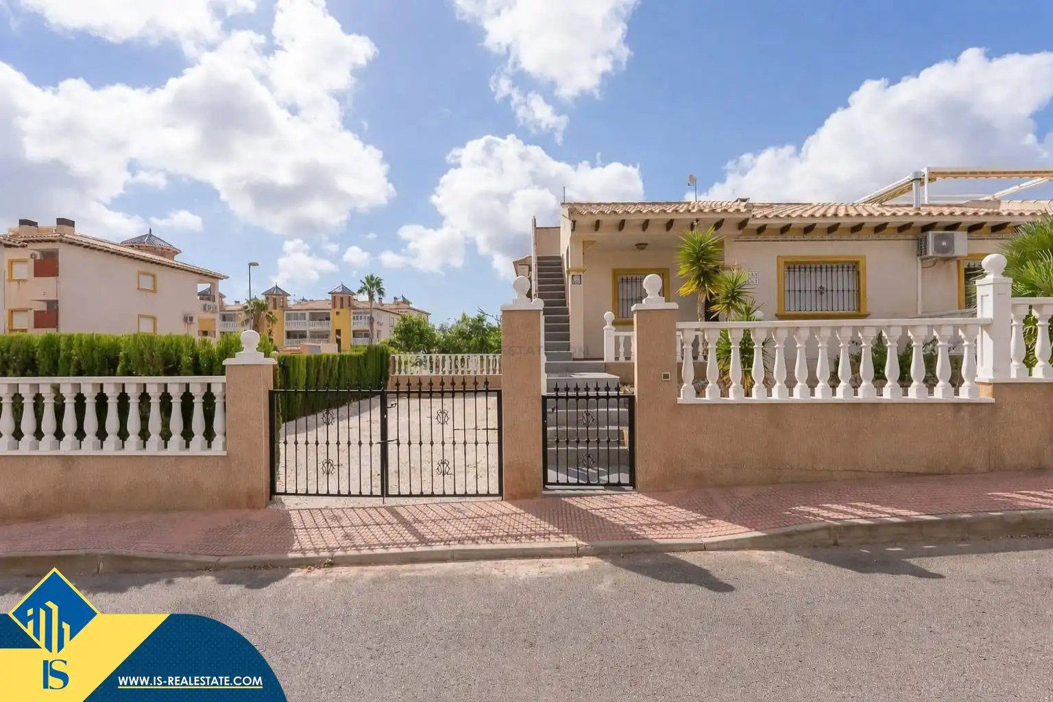 Vista exterior de Casa o xalet de lloguer en Orihuela amb Aire condicionat, Terrassa i Moblat