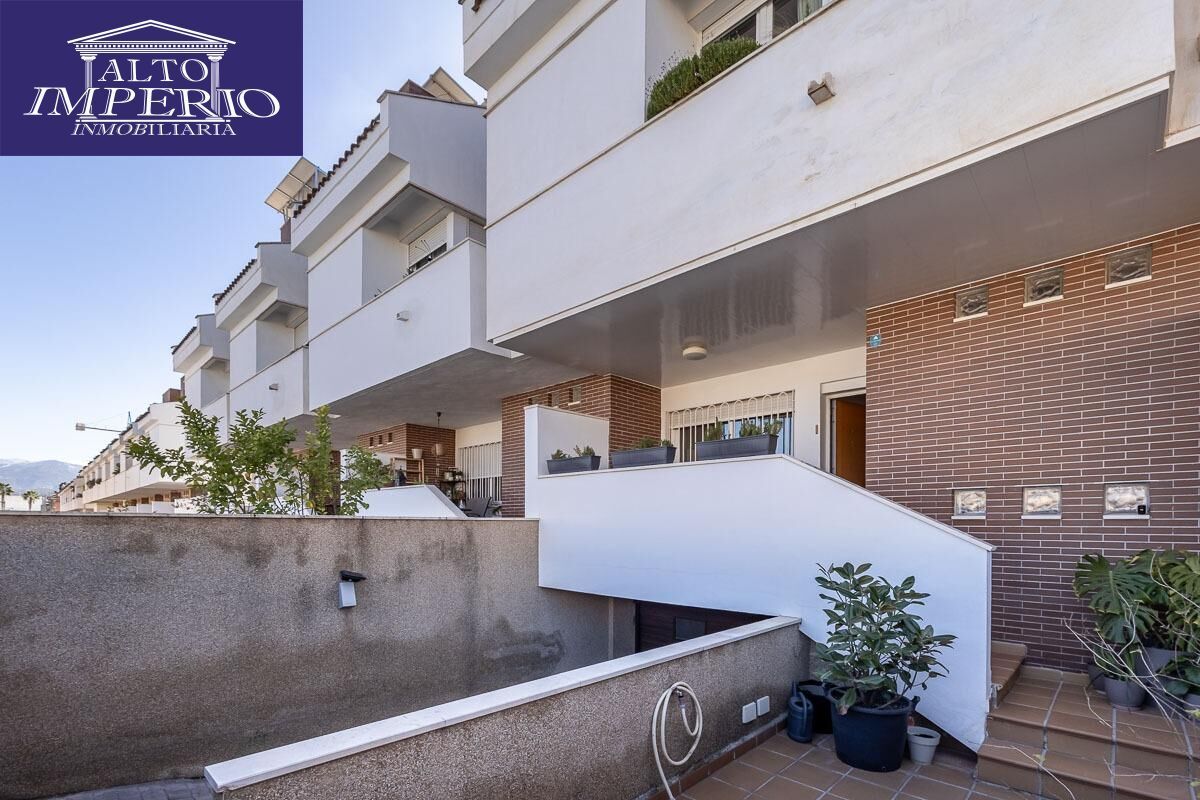 Vista exterior de Casa adosada en venda en Churriana de la Vega amb Aire condicionat, Calefacció i Terrassa