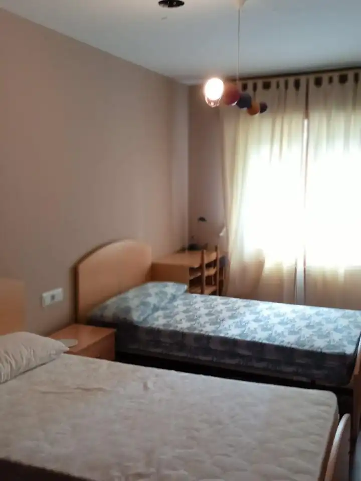 Habitación de Planta baja en venta en Santiago de Compostela  con Calefacción, Trastero y Amueblado