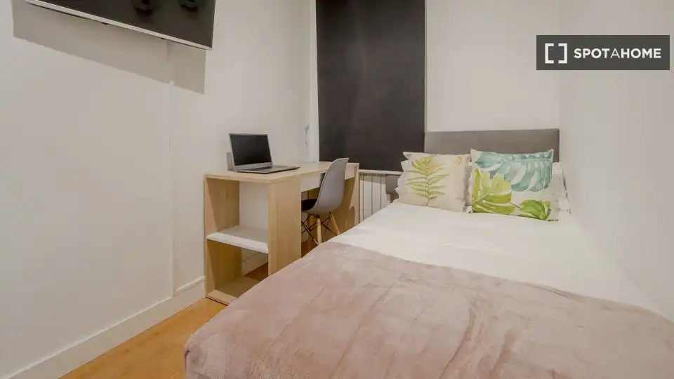 Bedroom of Flat for rent in Madrid  with Air Conditioner, Heating and Furnished