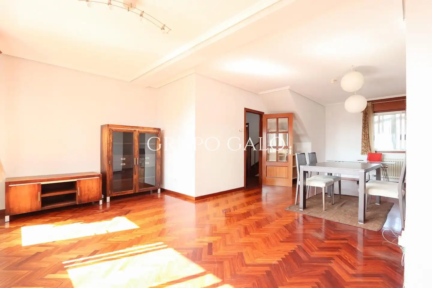 Wohnzimmer von Maisonette zur Miete in Vigo  mit Heizung, Parkett und Terrasse