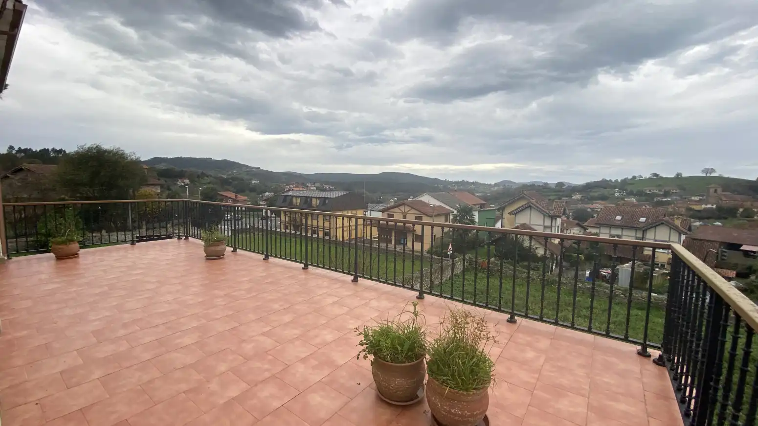 Terrasse von Einfamilien-Reihenhaus zum Verkauf in Voto mit Heizung, Privatgarten und Terrasse