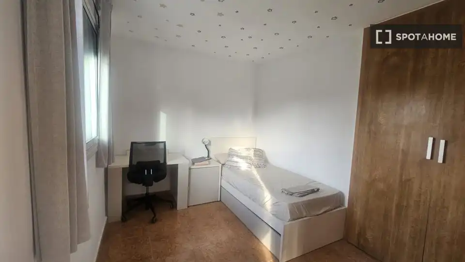 Habitación de Piso para compartir en Sant Adrià de Besòs con Aire acondicionado, Calefacción y Amueblado
