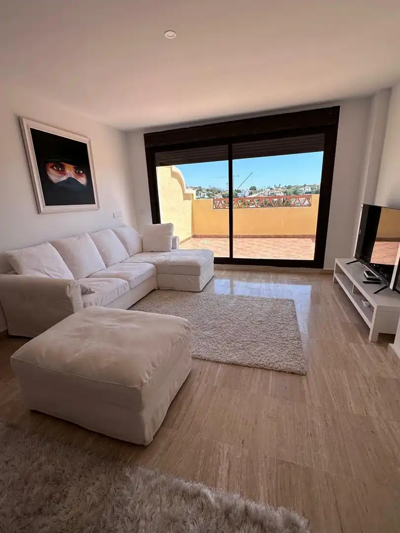 Sala d'estar de Àtic de lloguer en Estepona amb Aire condicionat, Calefacció i Terrassa