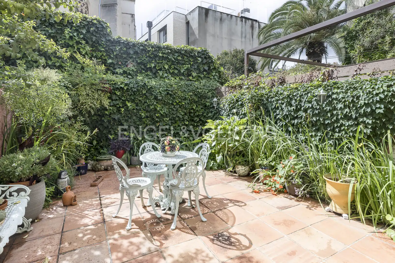 Terrasse von Einfamilien-Reihenhaus zum Verkauf in Barcelona mit Heizung, Privatgarten und Parkett