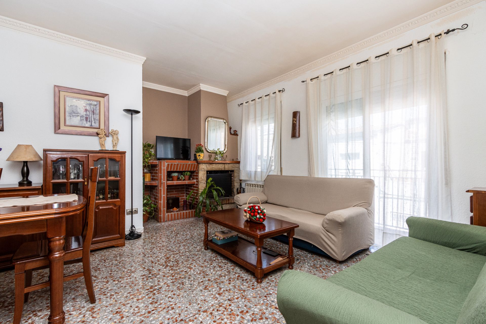 Sala de estar de Casa adosada en venta en Sabadell con Calefacción, Terraza y Horno