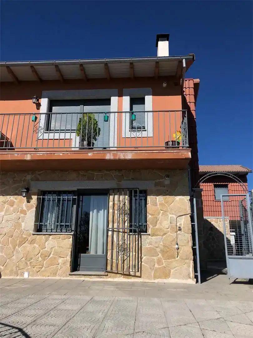 Vista exterior de Apartament en venda en Vallejera de Riofrío amb Jardí privat, Piscina i Moblat