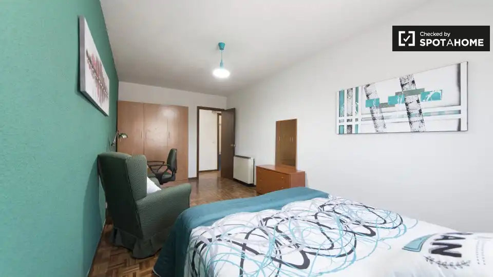 Habitación de Piso de alquiler en Alcalá de Henares con Aire acondicionado, Calefacción y Amueblado
