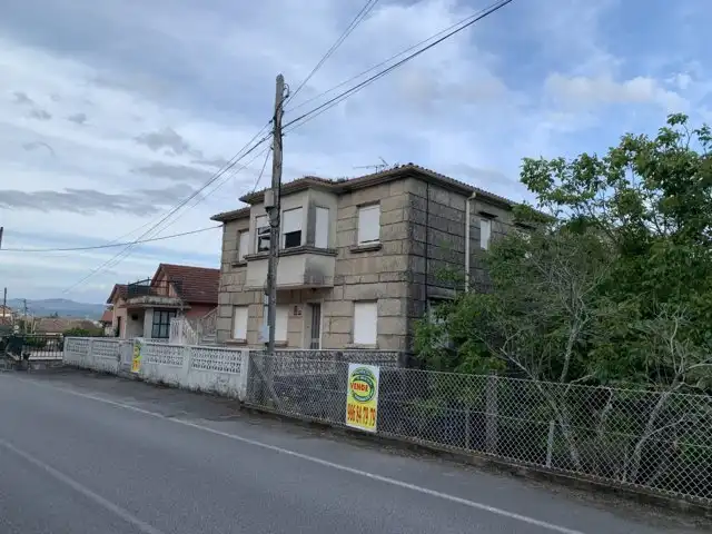 Vista exterior de Casa o xalet en venda en Pontevedra Capital  amb Calefacció, Jardí privat i Traster
