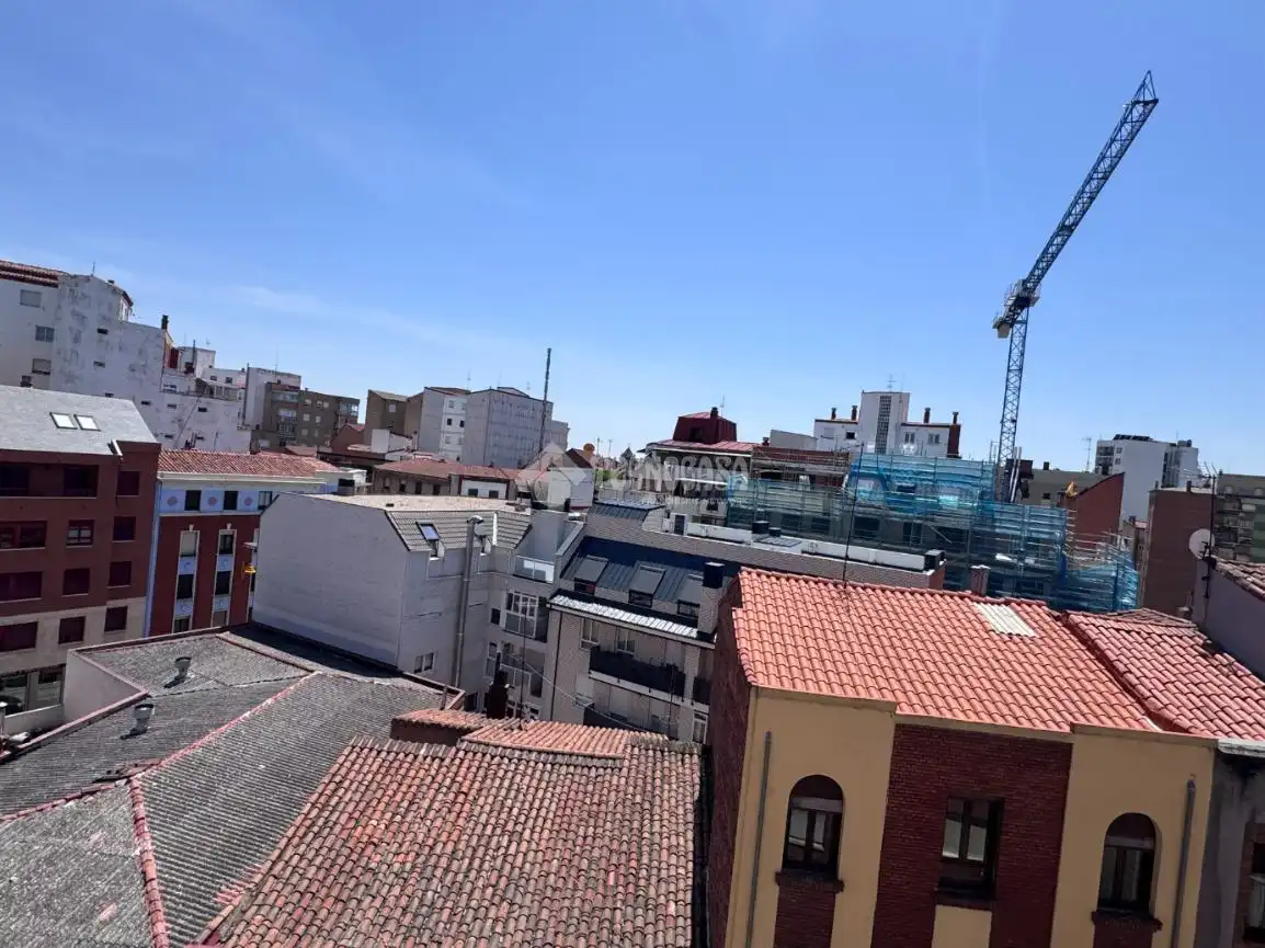 Vista exterior de Piso en venta en León Capital  con Calefacción y Parquet