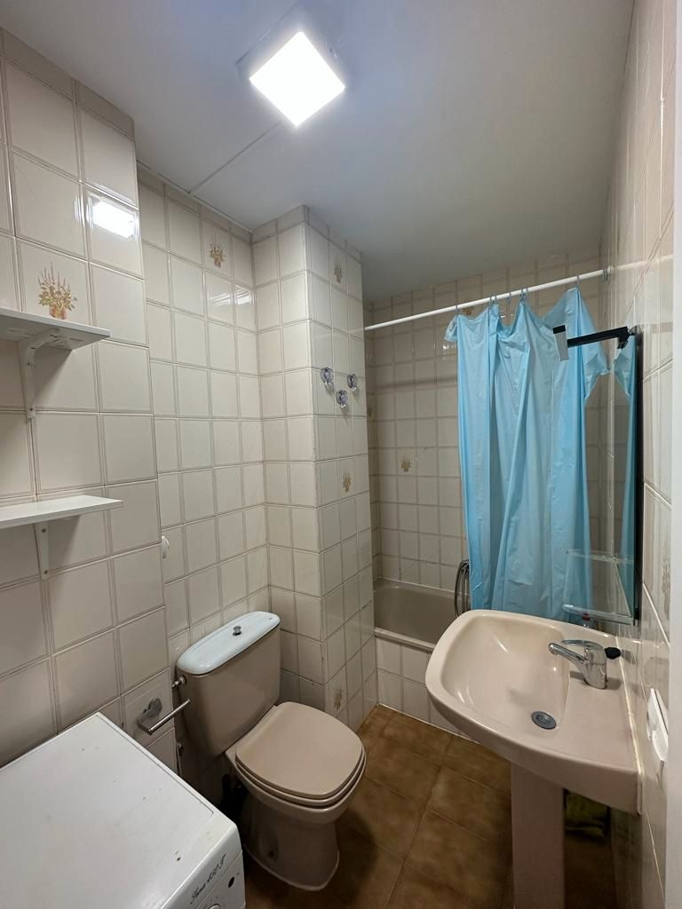 Bathroom of Flat to rent in Santiago de Compostela   with Furnished