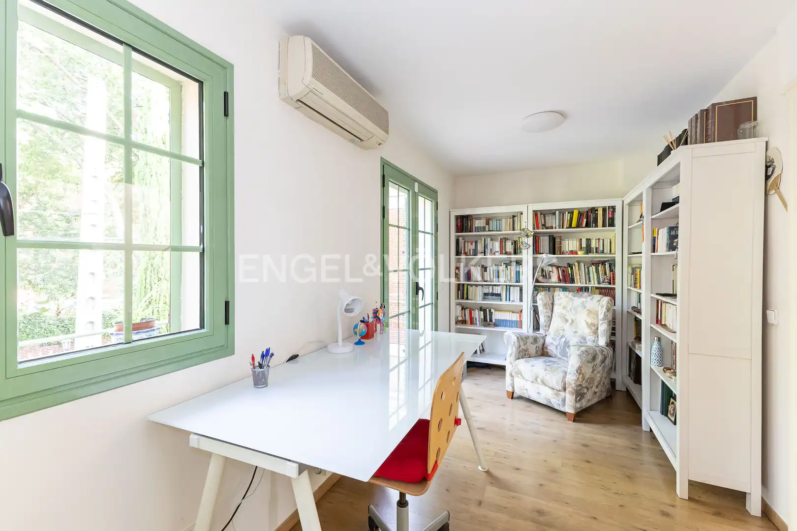 Living room of Detached homes for sale in Madrid  with Air Conditioner, Heating and Private garden