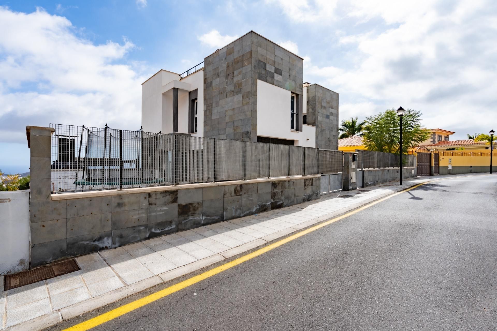 Vista exterior de Casa o xalet en venda en Arona amb Aire condicionat, Jardí privat i Terrassa