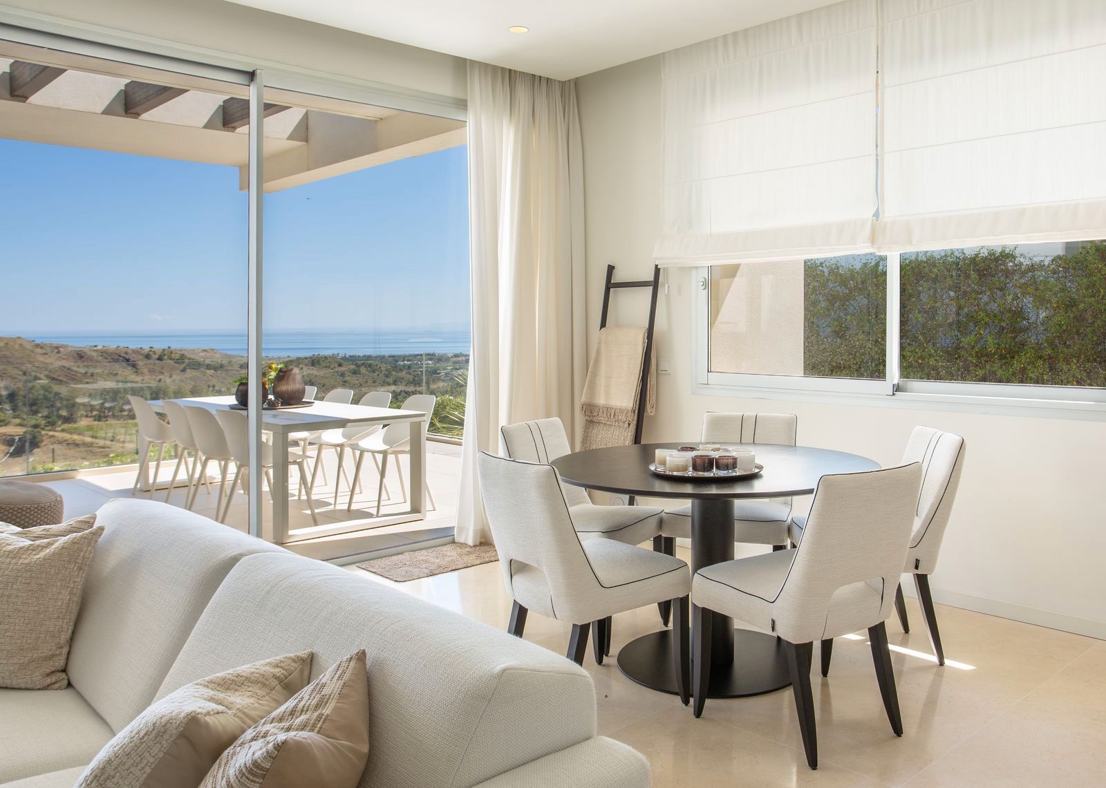 Menjador de Apartament en venda en Marbella amb Terrassa, Moblat i Piscina comunitària