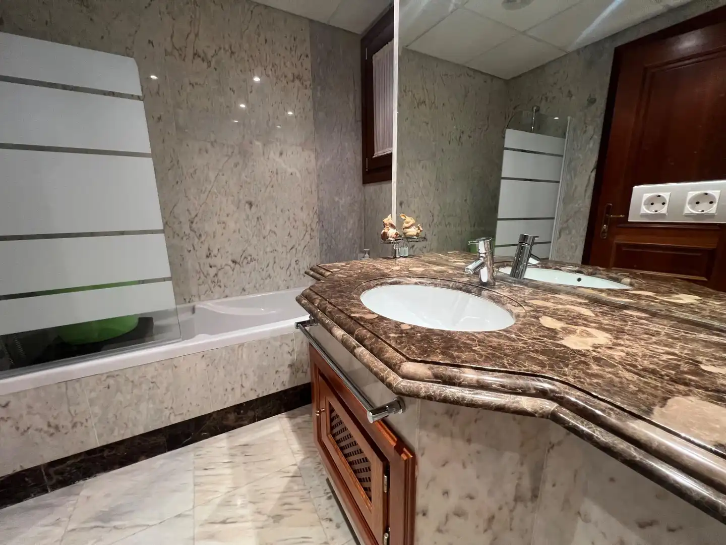 Badezimmer von Wohnung zum Verkauf in Estepona mit Klimaanlage, Privatgarten und Terrasse