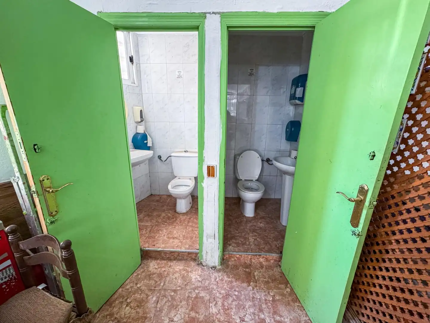 Bany de Local en venda en Torrevieja amb Aire condicionat, Terrassa i Moblat