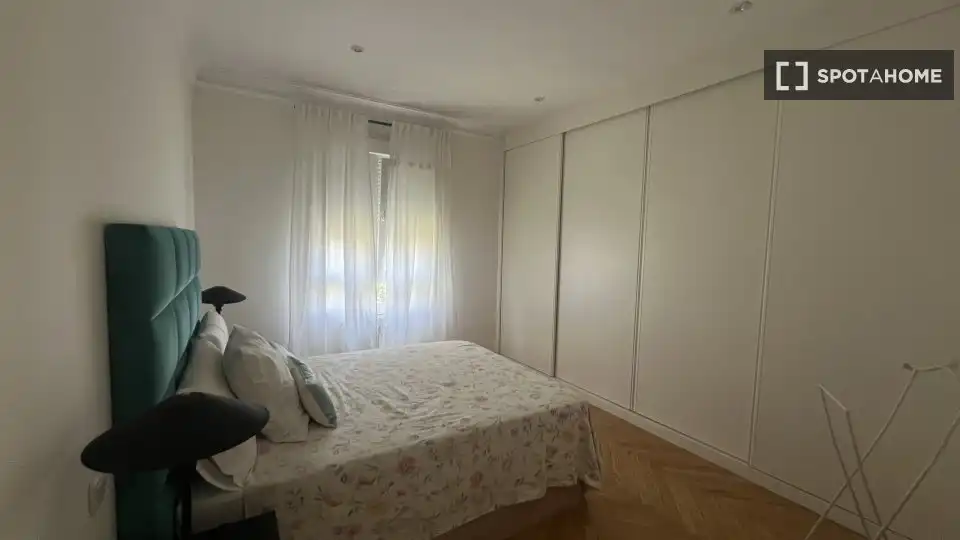 Bedroom of Flat for rent in Madrid  with Air Conditioner, Heating and Furnished