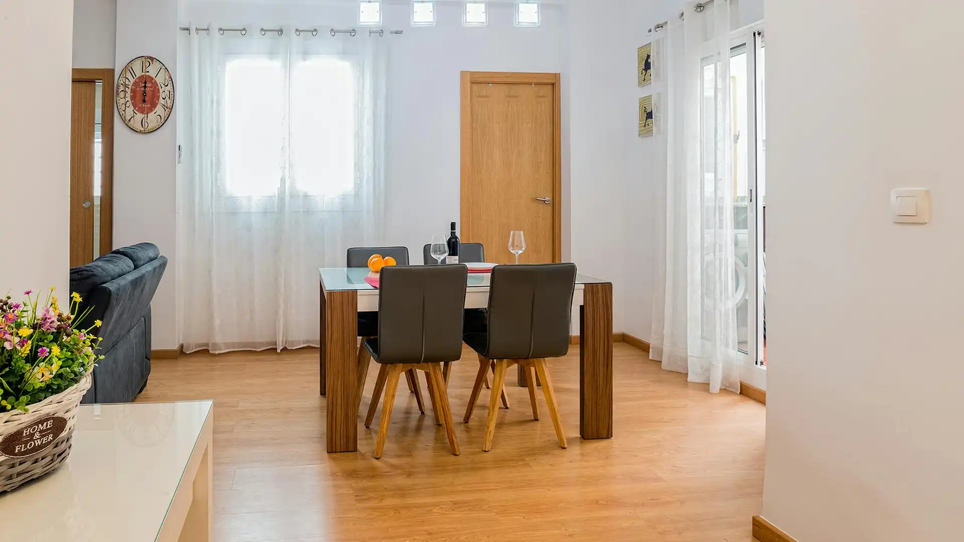 Comedor de Piso de alquiler en  Valencia Capital con Aire acondicionado, Calefacción y Amueblado