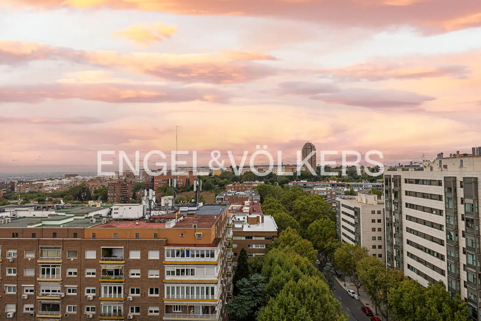 Außenansicht von Wohnung zum Verkauf in Madrid mit Klimaanlage, Heizung und Privatgarten