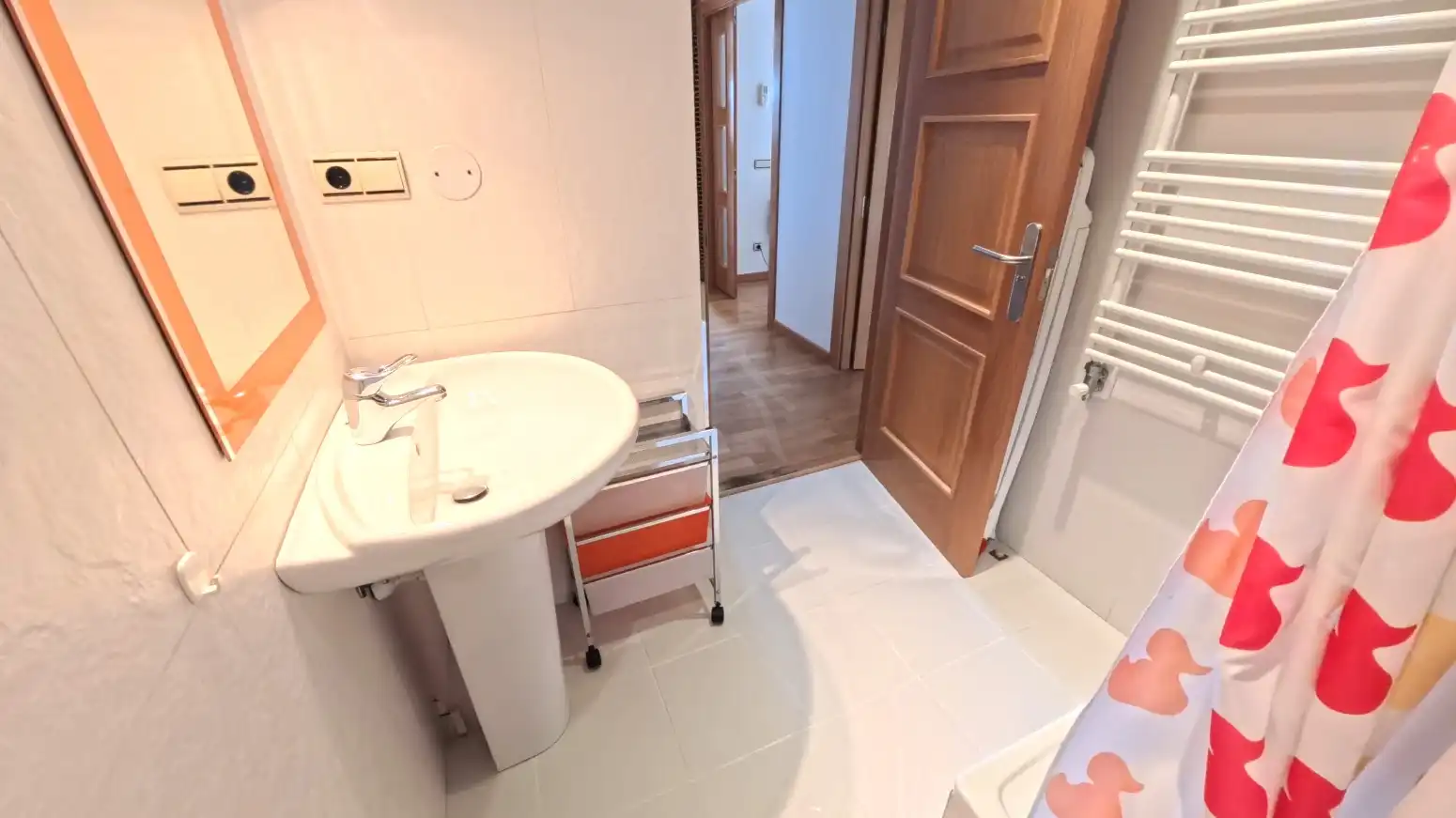 Baño de Piso de alquiler en  Logroño con Aire acondicionado, Calefacción y Jardín privado