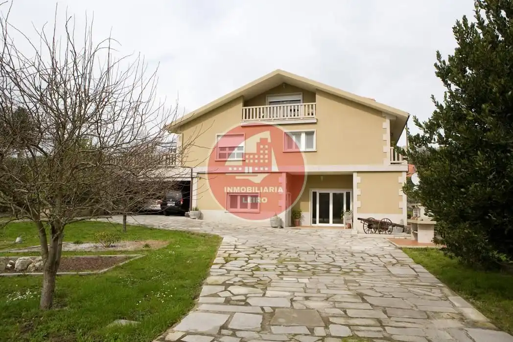 Vista exterior de Casa o xalet en venda en Pontevedra Capital  amb Jardí privat, Terrassa i Moblat
